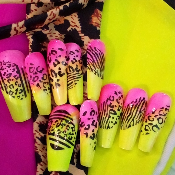 Number 4 matching nails and bikini size small - Picture 2 of 2